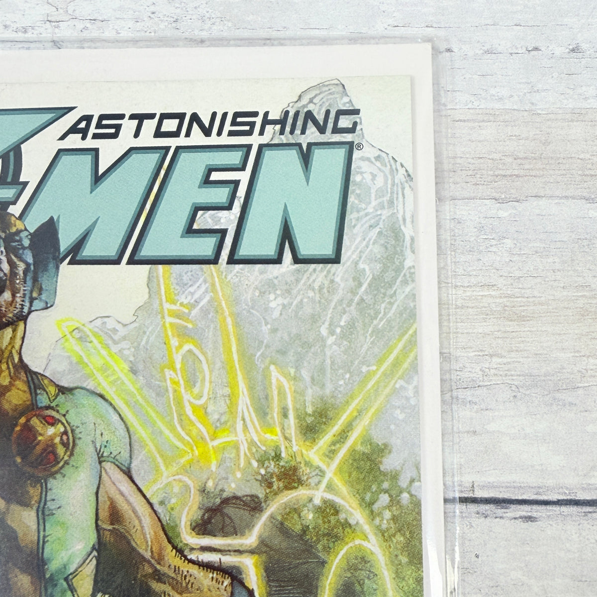 Astonishing X-Men #28 (2009): upper-right front corner and title detail of the actual pre-owned copy.