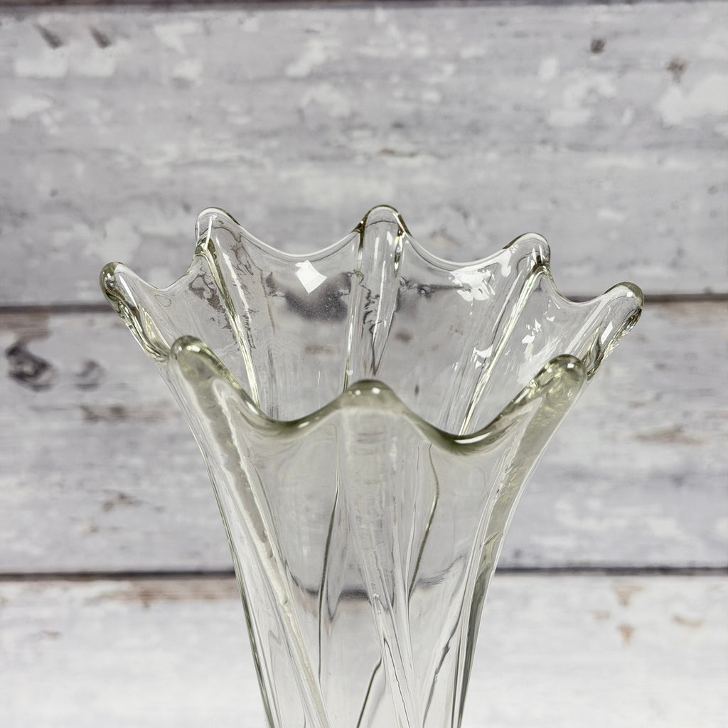 Close-up of the rounded eight-point ruffled rim and raised glass ribs