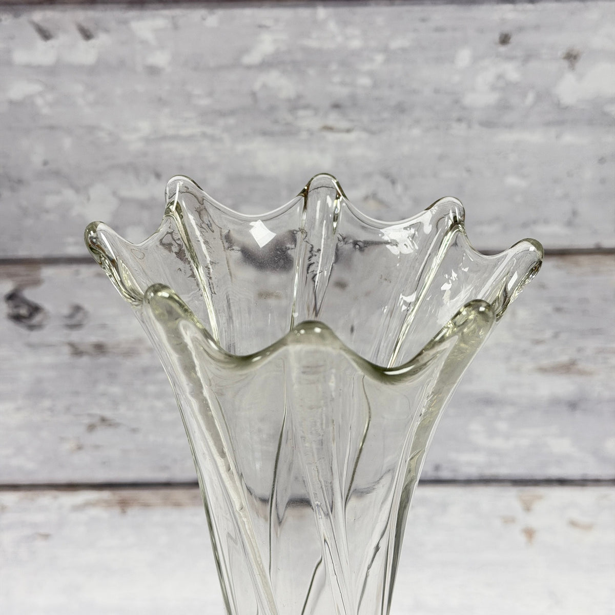Close-up of the rounded eight-point ruffled rim and raised glass ribs
