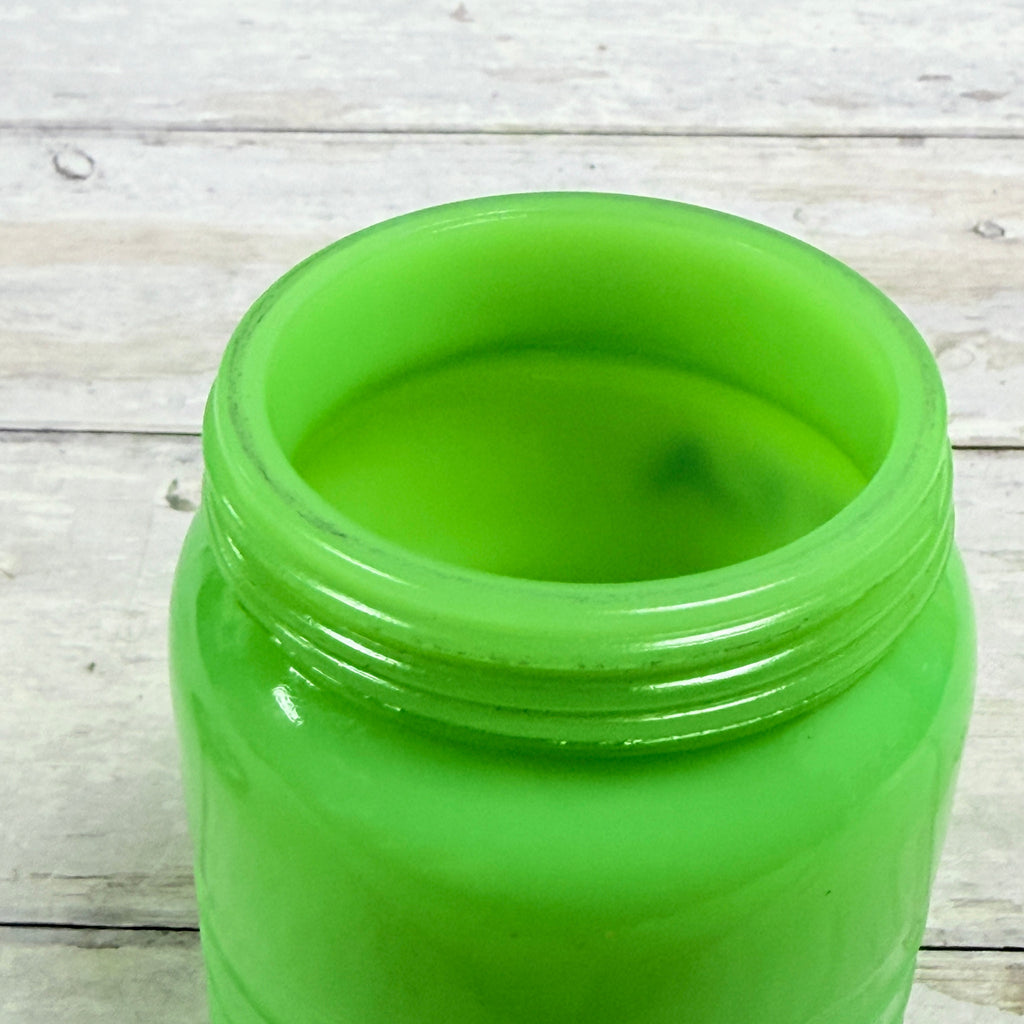 Open rim and screw threads of Jeannette jadeite TEA canister J02 showing contact marks and wear