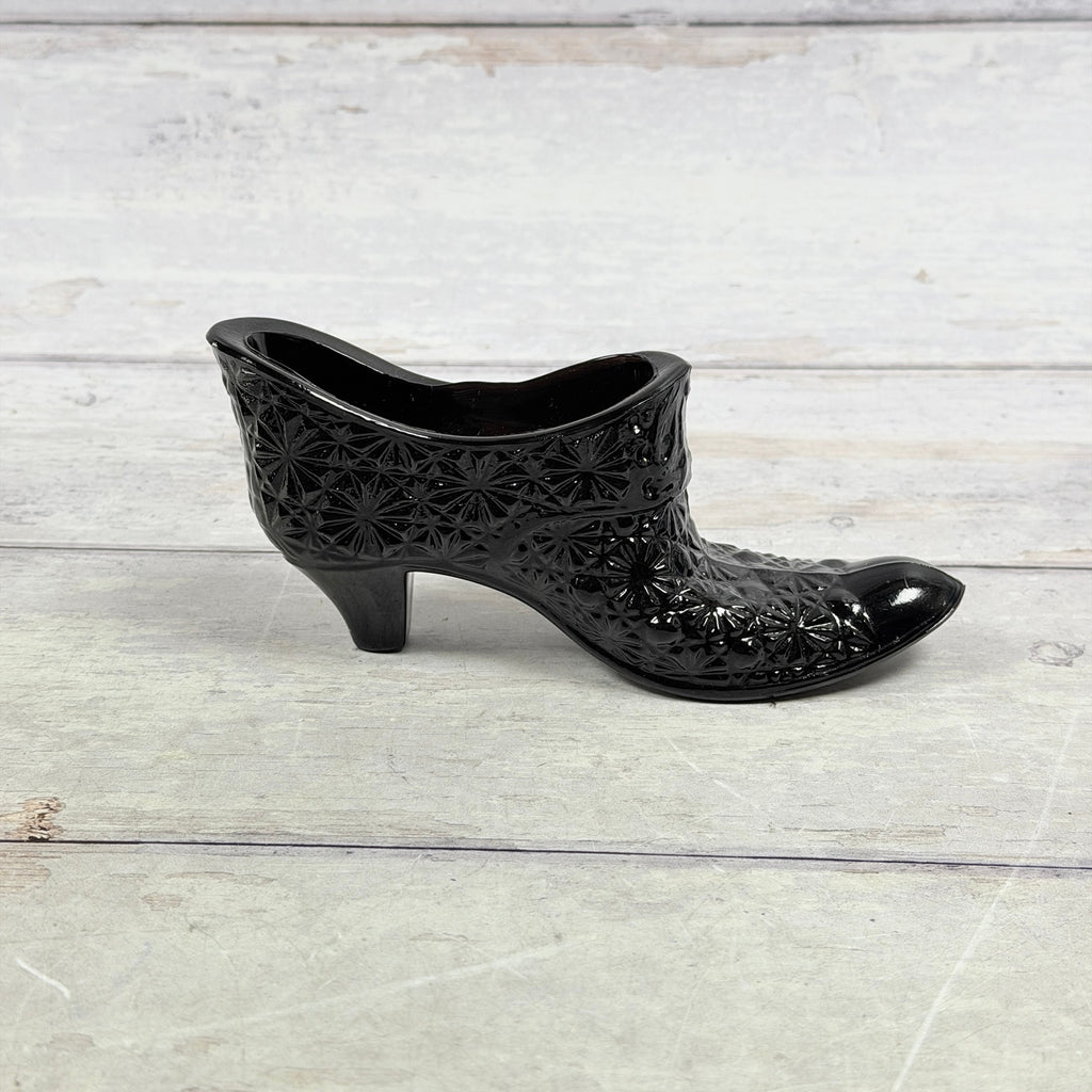 L.E. Smith black amethyst Daisy and Button glass shoe in side profile