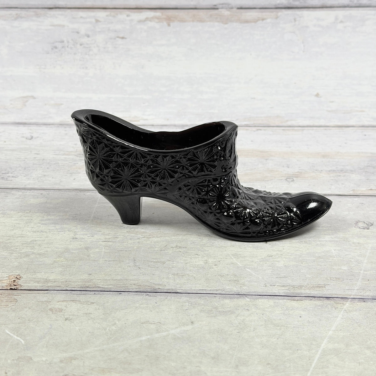 L.E. Smith black amethyst Daisy and Button glass shoe in side profile