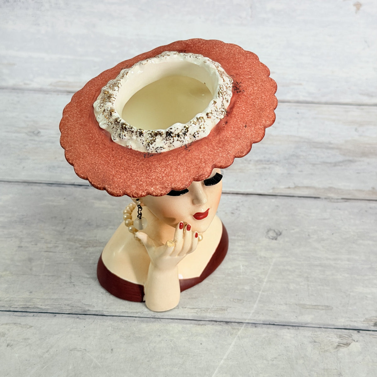 LH33 — Top of coral hat and opening