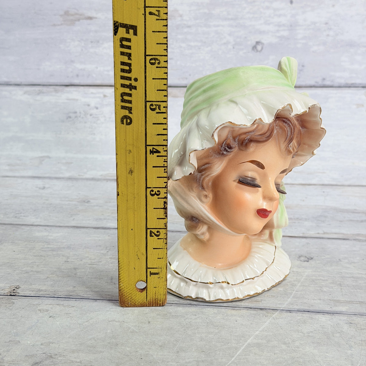 LH40 — Bonnet vase beside ruler