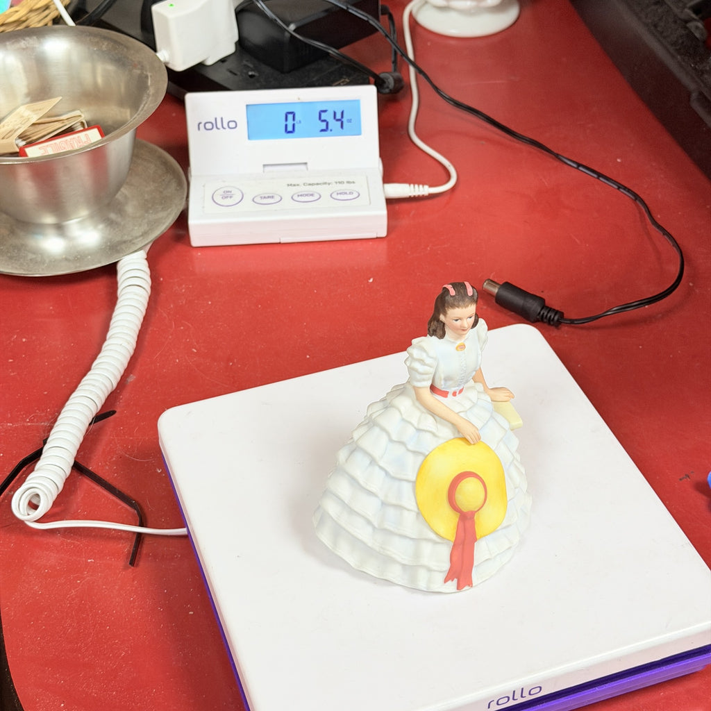 LH53 — Scarlett figurine on scale