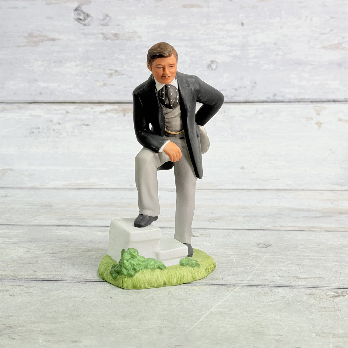 LH54 — Front of Avon Rhett Butler figurine