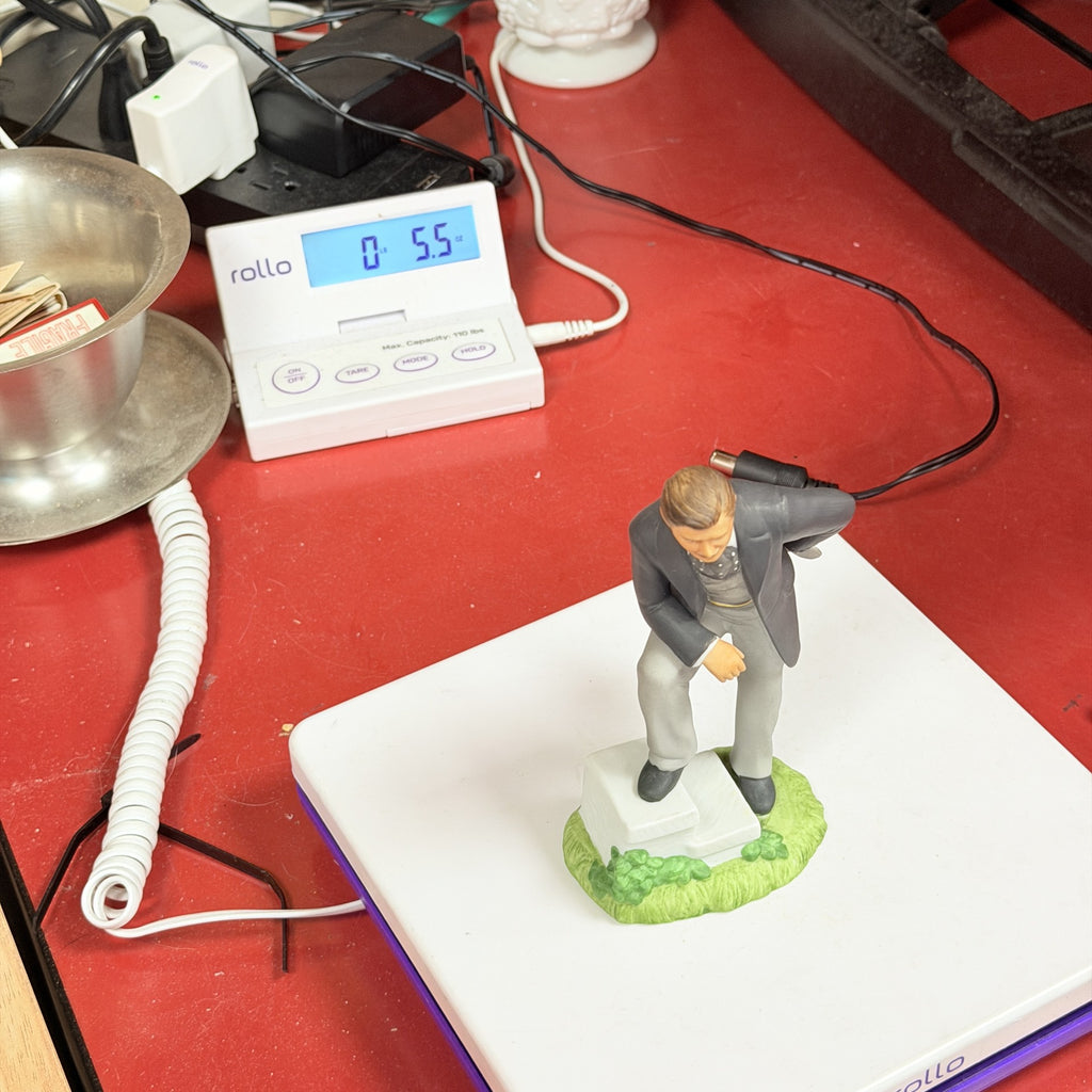 LH54 — Rhett figurine on scale
