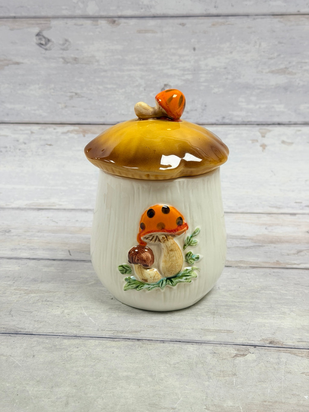 Alternate view of raised mushroom and foliage decoration