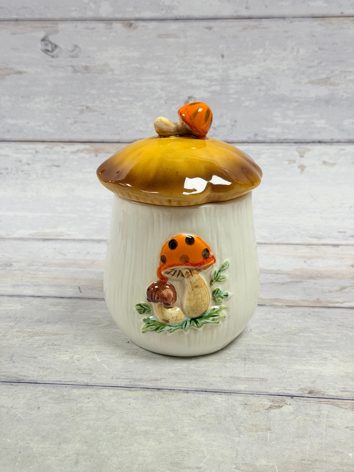 Alternate view of raised mushroom and foliage decoration