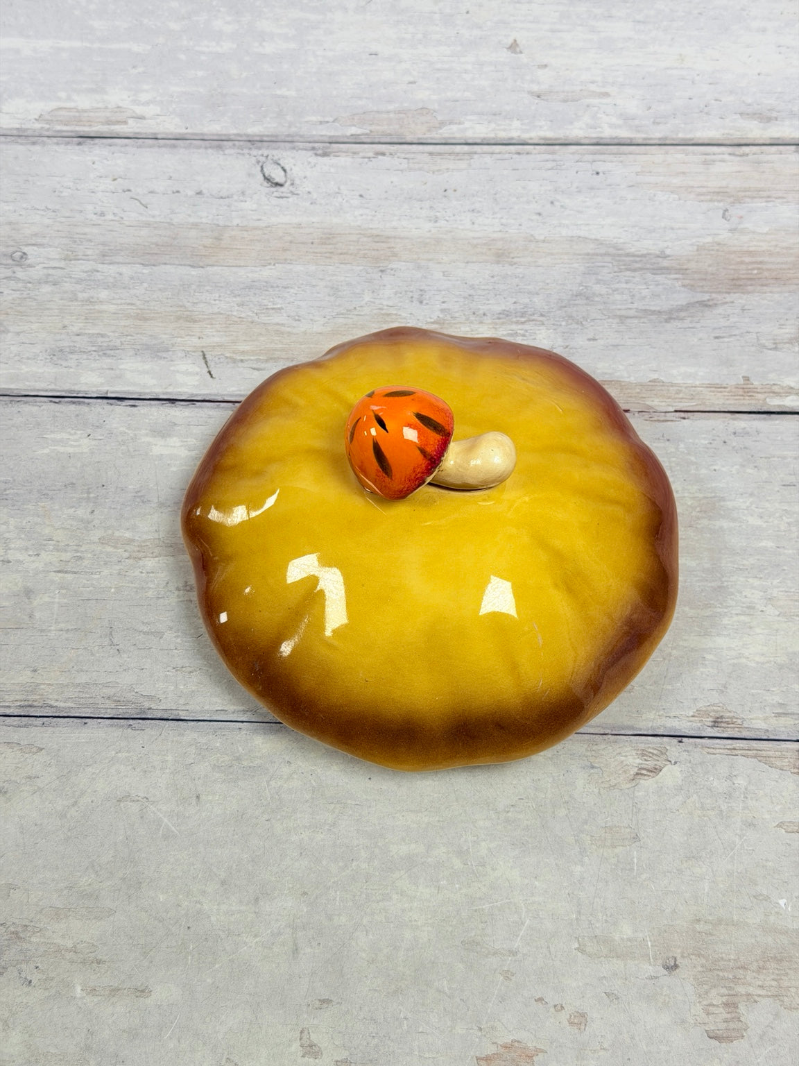 Alternate top view of lid and mushroom finial