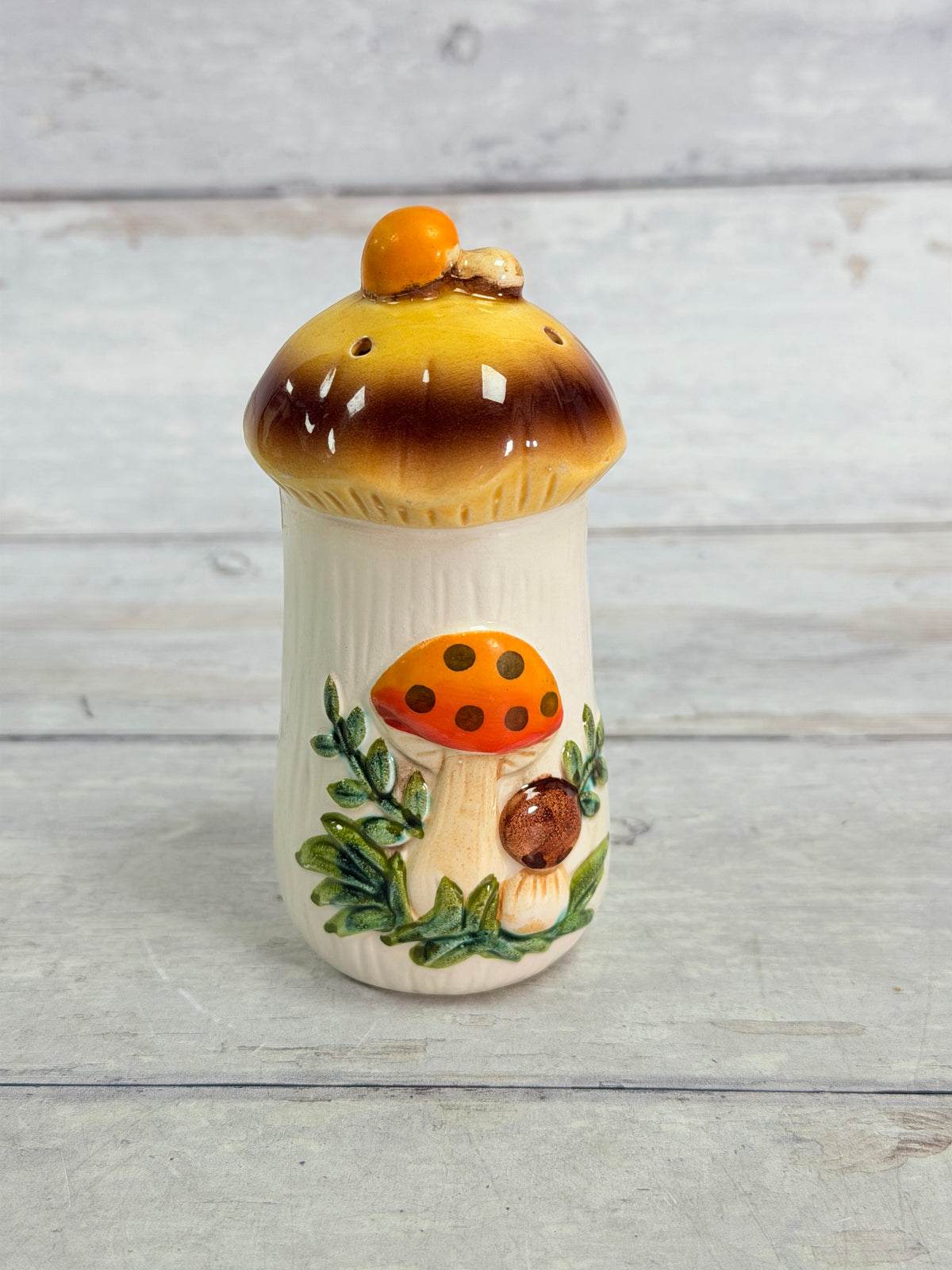 SR45. Sears Merry Mushroom Ceramic Spice Shaker – Japan – Cracked Display Piece SR45