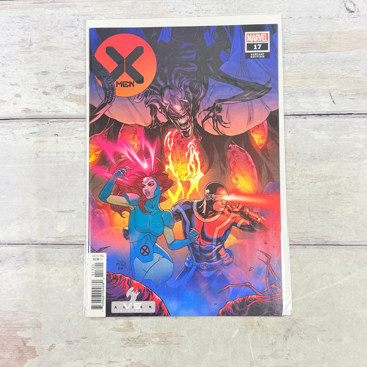 X-Men #17 (2021), Russell Dauterman Marvel vs. Alien variant: full front cover of the actual pre-owned copy.