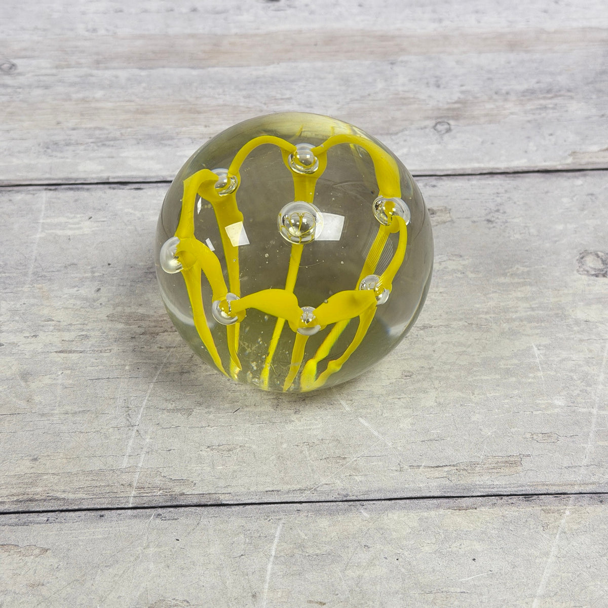 Top view of yellow ribbon loops and controlled bubbles